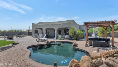 Alanamari Desert Estate, Pool, Spa, Casita-2 homes in one!