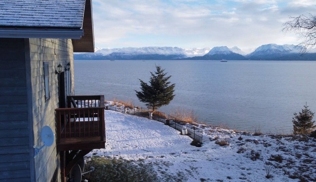 Bay Bluff Haven: Ocean, Glacier, & Wildlife View