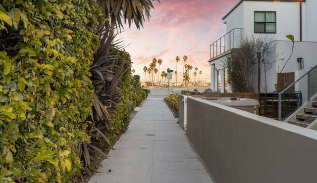 Bayfront Bungalow Getaway! Steps from the beach + Free Parking