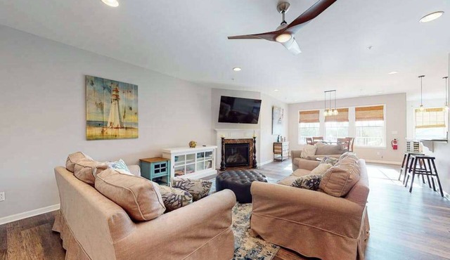 Bayside Resort condo - fireplace, central AC & private W/D - pools, gym & golf