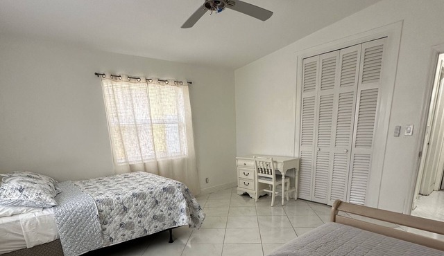 Beach style home in Hollywood!Perfect for family vacation Minutes to the beach