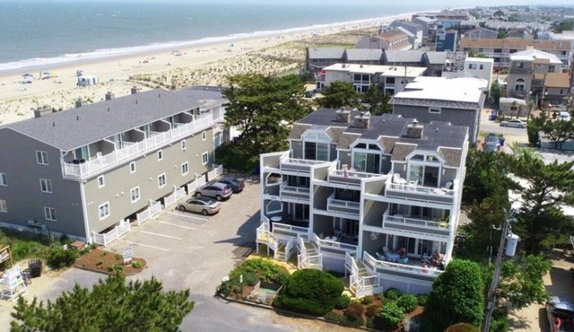 BEACH VIEWS FROM ALL 5 DECKS! HOT TUB! STEPS TO THE BEACH - 3 DAY RENTALS
