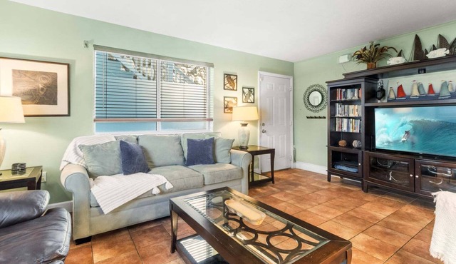 Beachside Ground Floor Walkout. Heated Pool. BBQ Grills ☀️