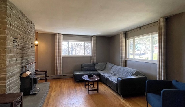Beautiful 2-bedroom house in peaceful Johnson City perfect for relaxing getaway