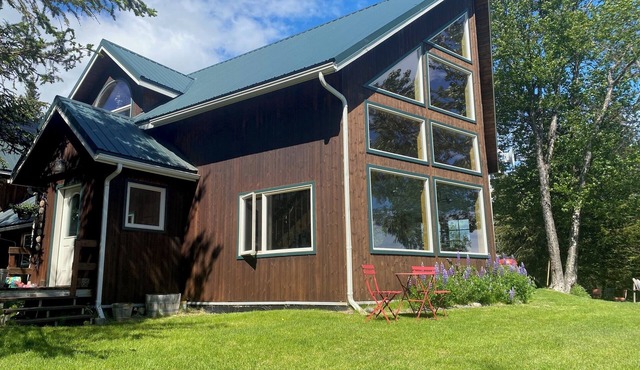Beautiful 2-bedroom Home: Private and Family Friendly