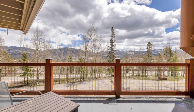 Beautiful 2BR condo located next to hiking trails!
