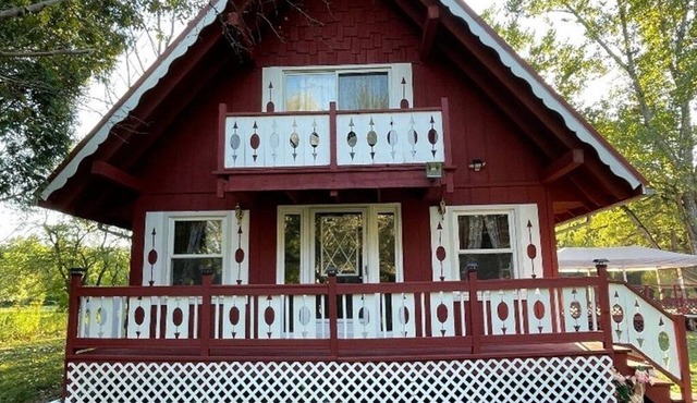 Beautiful 3-bedroom chalet with a private 5 acre pond in Esperance