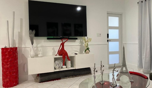 Beautiful House 7 min from Miami Airport w FREE parking