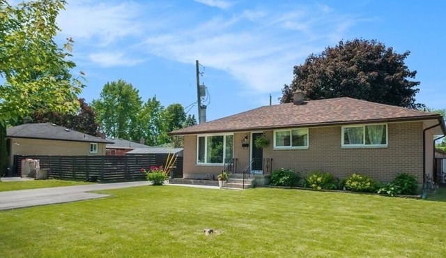 Beautiful Kingston House - 5 bedrooms, 2 Full bathrooms, 2 kitchens