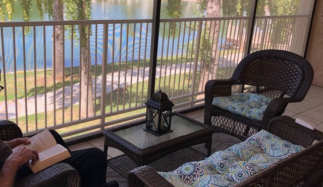 Beautiful, Newly remodeled 3 bedroom Lakefront, Heated Pool & Spa, Free Wi-Fi