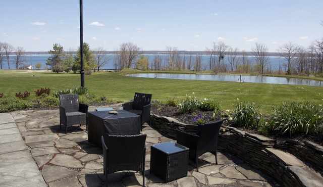 Beautiful Seneca Lake Chalet with stunning lake and Pond views