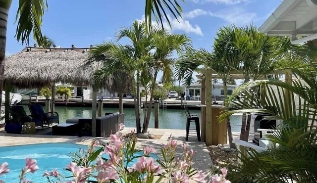 BEST! 2BR/2BA/w Private Pool. 37.5" Dockage/Voted BEST Backyard in KCB 11th ST.