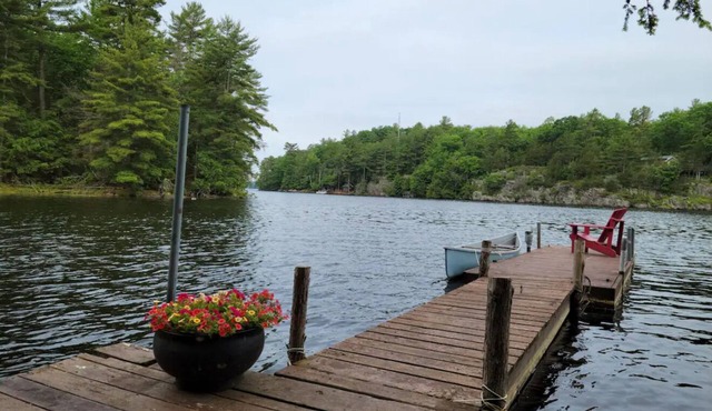 Blue Bird's Nest - cozy 3 bedroom lakeside cottage