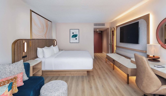 Book Now! 2 Spacious Units, Free Airport Shuttle, On-Site Restaurant