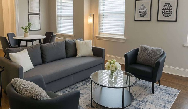 Bright & Spacious 2BR– Prime Hyde Park Location