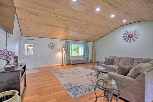 Bungalow w/Wraparound Deck - 8 Mi to Brookings