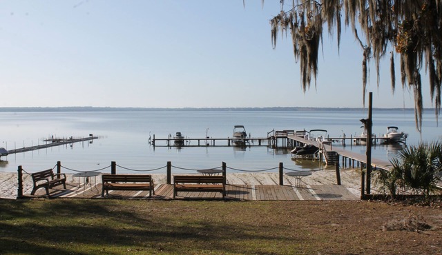 Central Florida, Winter Get Away, near the Villages, on beautiful Lake Weir.