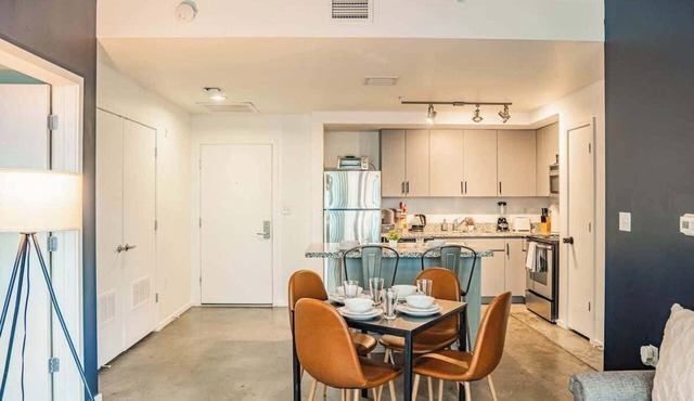 Central Phoenix Spot | Pool, Gym, Balcony +Parking