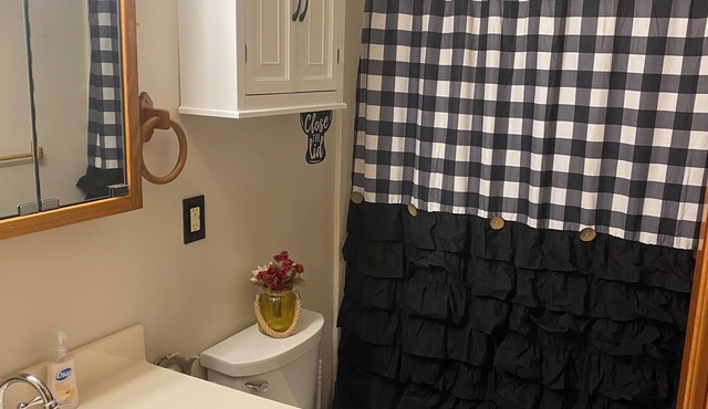 Charming 2-bedroom house in Hillsboro with Wi-Fi and a game room. Happy travels