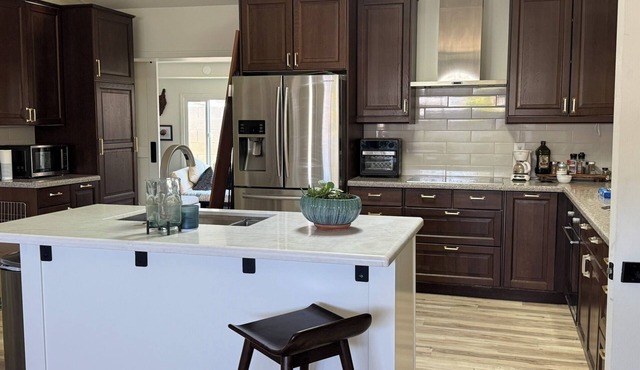 Charming 2-bedroom house + den, fenced backyard in N. Phoenix
