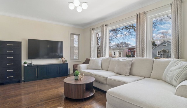 Charming 5-bedroom Jefferson Park Bungalow near O’Hare