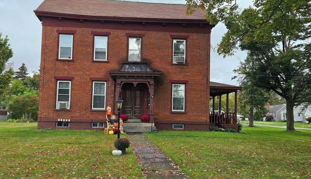 Charming Adirondack-Inspired 2nd Floor, UNIT 4 @ The Weaver House Guest Suites.