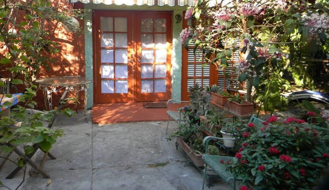 Charming Garden Cottage in Little Havana,Close to Calle 8 Breakfast included