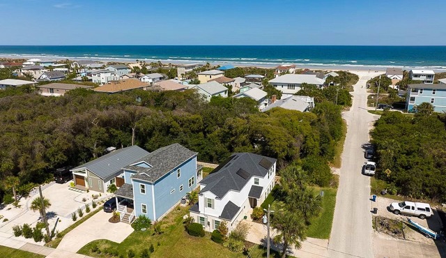 Charming home steps from the beach with enclosed yard and grill - dog-friendly