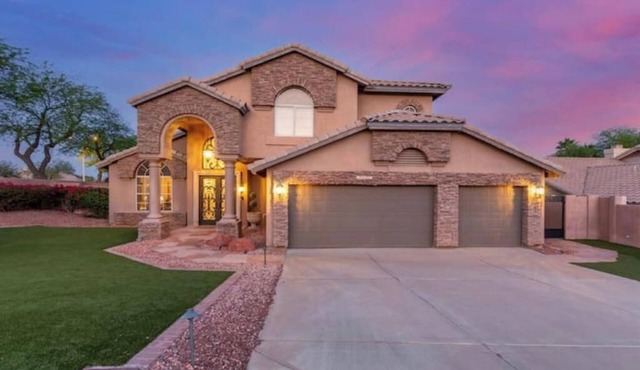 Charming house with Amazing pool and Lakefront in delightful Phoenix