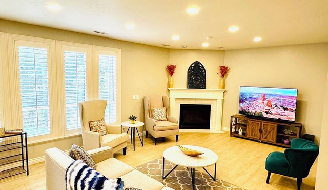 Charming spacious 2-bed 2-bath guest suite in family friendly South Jordan