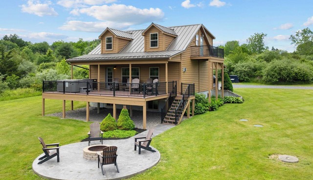 Chateau: 3 bedroom cabin with hot tub, pool table, lake view