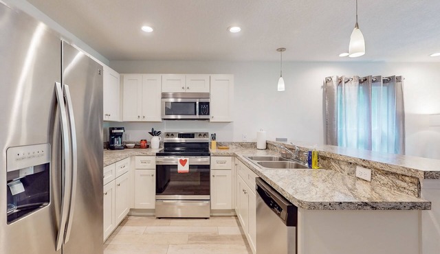 Cheerful retreat with large patio, full kitchen, snowbird friendly