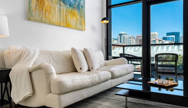 City Views! Luxury King bed/gym/pool+HTub/