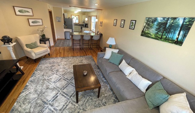 Clean and Bright Cottage, 3 bedroom with Game Room and Laundry! Big fenced yard.