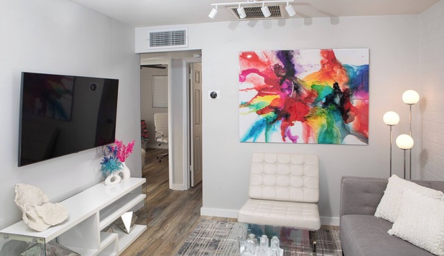 Color POP Spot 2-bedroom Duplex In the center of Phoenix Wi-fi