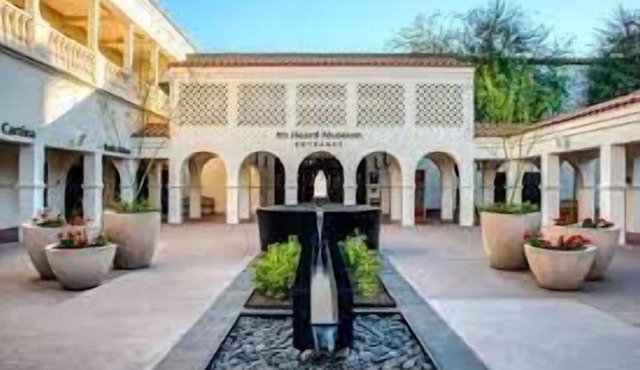 Comfort & Style in Downtown Glendale! Fully-equipped kitchen!
