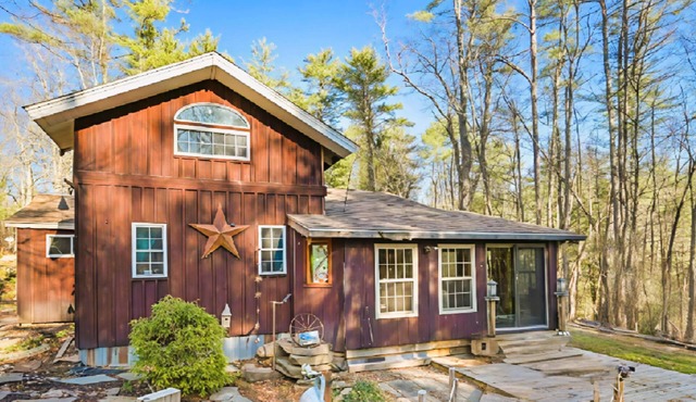 Cozy 2-bedroom Cabin located 20 Minutes from Cooperstown All Star Village