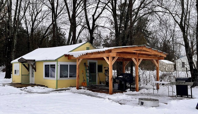 Cozy 2-bedroom private Lakefront-cottage on Oneida Lake.