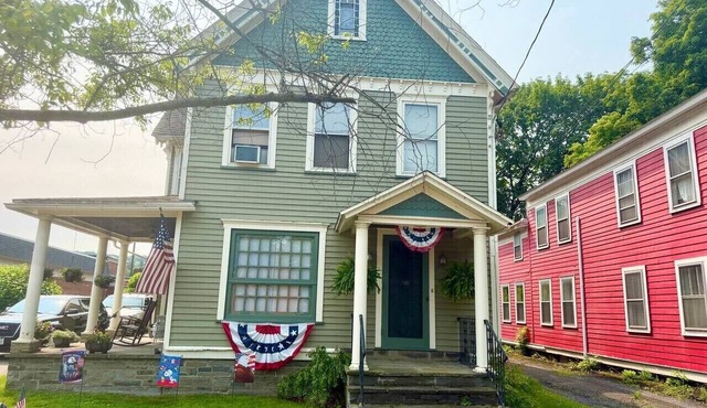 Cozy Downtown Retreat Sleeps 4 Walk to Shops