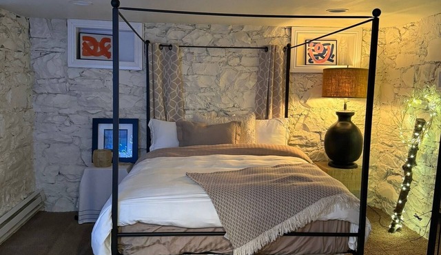 Cozy Historic Avenues Studio Luxurious Sheets 2 min Downtown, 20 min to Resorts.