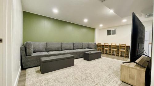 Cozy Modern 2BR in Millcreek Tempurpedic Beds 83 inch 4k TV 10 Min to SLC Mountains