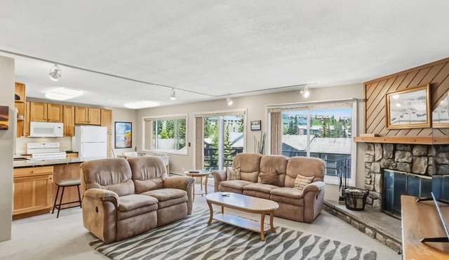 Cozy, quiet condo with a newly renovated clubhouse and great mountain views!