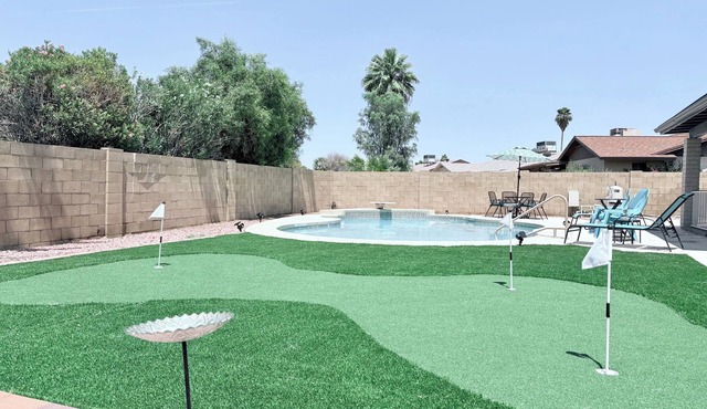 Cozy retreat with pool near Desert Diamond casino & Castle & Coasters theme park