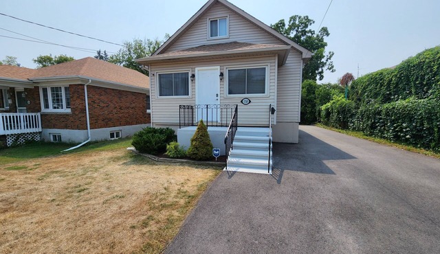 Downtown 6 Bedroom Gem – Ideal for Families & Work Crews