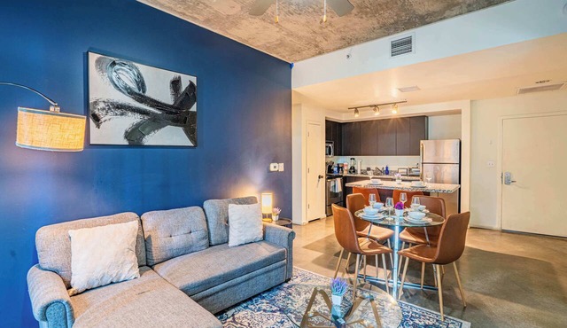 DT PHX Getaway with Balcony + Pool + Gym and W/D