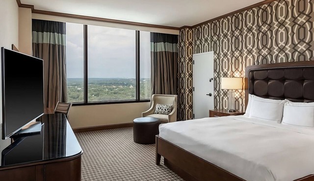 Ensuring a Very Comfortable & Memorable Stay! Onsite Pool, Onsite Parking!