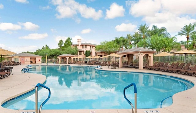 Ensuring a Very Comfortable & Memorable Stay! Outdoor Pool, Parking!