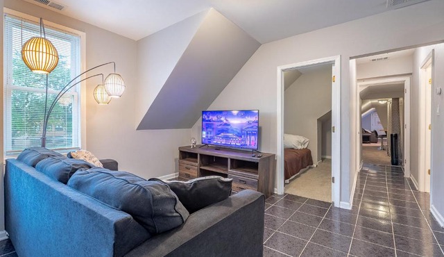 Entire Private Apartment, Near Downtown - Free Parking