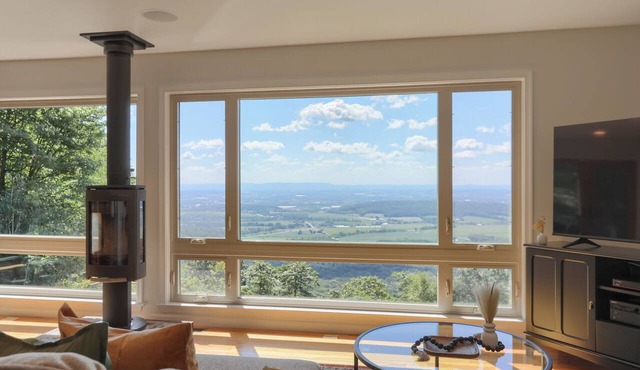 Entire Romantic Blue Mountain Home | Hot Tub & EV Charger
