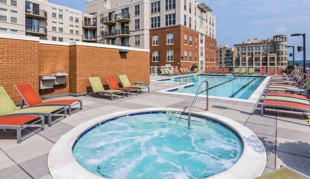 Exceptional Location - Downtown DC, Walk to Shops, Rooftop Pool, Jacuzzi, Gym
